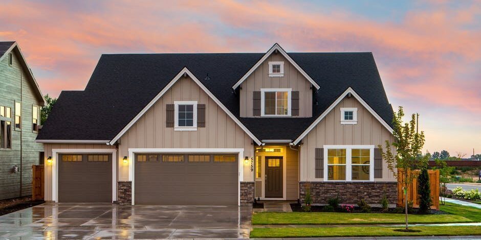 Roof-maintenance-panorama-679608c48b174dd9f02b6da3d6c7750d-